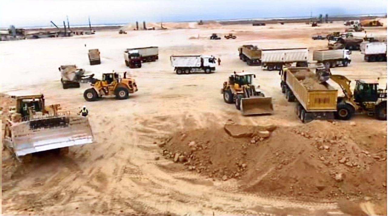 توريد المعدات بجميع أنواعها، وكذلك توريد العمالة والمواد ومعدات البناء بجميع أنواعها.